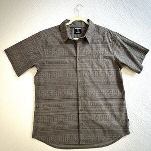 Sherpa Men’s Short Sleeve Button Down Size L Gray